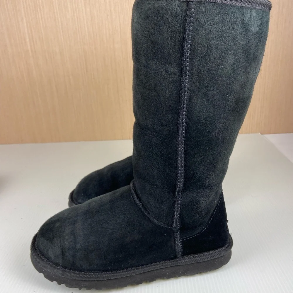 UGG Classic Tall Boots Black Sheepskin Suede Womens Size 8 Winter Cozy